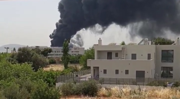 Κάτω Κηφισιά: Ισχυρή έκρηξη σε εργοστάσιο - Ξέσπασε μεγάλη φωτιά