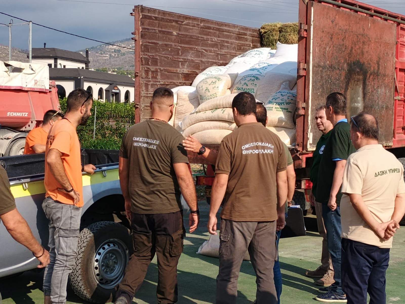 Το ΥΠΕΝ βοηθάει τα ζώα των πυρόπληκτων περιοχών μοιράζοντας τροφή