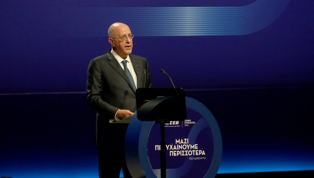 Ο πρόεδρος του ΣΕΒ Σπύρος Θεοδωρόπουλος μιλάει στην ανοιχτή εκδήλωση της Γενικής Συνέλευσης του Συνδέσμου Επιχειρήσεων και Βιομηχανιών, στην αίθουσα Χρήστος Λαμπράκης του Μεγάρου Μουσικής Αθηνών, Πέμπτη 24 Οκτωβρίου 2024. Με το μήνυμα: «Μαζί πετυχαίνουμε περισσότερα» πραγματοποιείται η ανοιχτή εκδήλωση της Γενικής Συνέλευσης του ΣΕΒ, στο Μέγαρο Μουσικής Αθηνών. ΑΠΕ-ΜΠΕ/ΑΠΕ-ΜΠΕ/ΑΛΕΞΑΝΔΡΟΣ ΜΠΕΛΤΕΣ