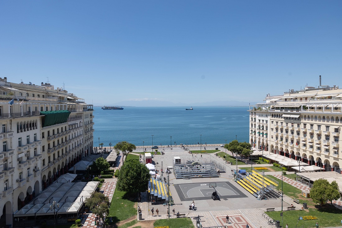 Η θέα στον Θεμαϊκό από την οικία Τέλλογλου στη Θεσσαλονίκη, Παρασκευή 29 Μαΐου 2026 (δημοσιεύεται Σάββατο 06 Ιουνίου 2026). Στο πιο εμβληματικό σημείο της Θεσσαλονίκης, στην Αριστοτέλους 2, λίγα μέτρα από τον κινηματογράφο «Ολύμπιον», ένα κουδούνι γράφει ακόμη «Οικία Τέλλογλου». Το ασανσέρ, που διατηρεί την ατμόσφαιρα μιας άλλης εποχής, οδηγεί στον τέταρτο όροφο, εκεί όπου η πινακίδα της εισόδου εξακολουθεί να αναγράφει το όνομα του Νέστορα Τέλλογλου. Πίσω από την πόρτα δεν αποκαλύπτεται απλώς ένα διαμέρισμα με θέα στον Θερμαϊκό. Αποκαλύπτεται ένας ολόκληρος κόσμος. Ένας χώρος γεμάτος πίνακες, γλυπτά, σπάνια αντικείμενα, βιβλία, χαλιά, έπιπλα και προσωπικά ενθύμια, που συνθέτουν το πορτρέτο δύο ανθρώπων, οι οποίοι αφιέρωσαν τη ζωή τους στη συλλογή και τη διάδοση της τέχνης.Το σπίτι όπου ο Νέστορας και η Αλίκη Τέλλογλου έζησαν μαζί περίπου μία δεκαετία και στο οποίο η Αλίκη συνέχισε να ζει μόνη της μέχρι τον θάνατό της, το 2008, άνοιξε και πάλι για το κοινό, μέσα από ειδικές ξεναγήσεις που διοργανώνει το Τελλόγλειο Ίδρυμα Τεχνών του ΑΠΘ. Οι δύο πρώτες ξεναγήσεις που πραγματοποιήθηκαν φέτος